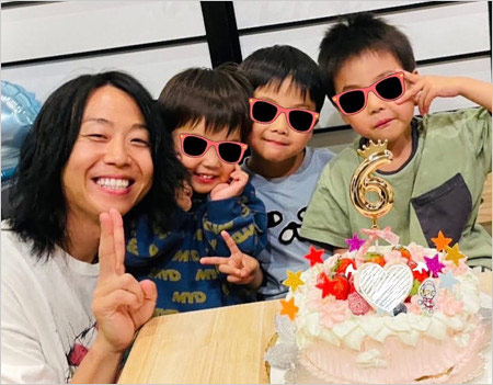 ワンオクのドラムTomoyaと子供の画像