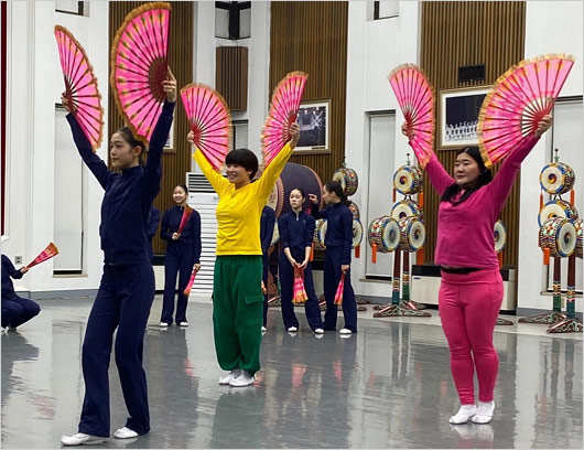 ガンバレルーヤがイッテQでリトルエンジェルス芸術団の指導を受ける画像