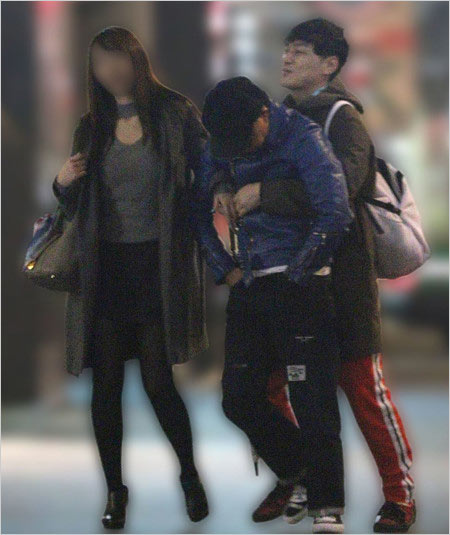 バイきんぐ小峠英二とモデル風美女の画像