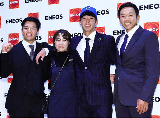 度会隆輝選手の家族写真(兄・度会基輝、母親・祥子、父親・度会博文)