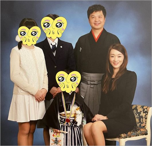 月亭方正(山崎邦正)と妻・亜耶(あや)、次女・来蘭(らら)、長女・百桃(もも)、長男・天馬(てんま)の家族写真