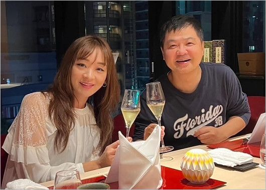 月亭方正(山崎邦正)と奥さん・あや(亜耶)の夫婦2ショット画像