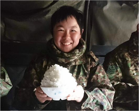 やす子が陸上自衛隊の自衛官時代の画像