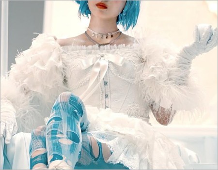 元欅坂46平手友梨奈が青髪にイメチェン、現在のビジュアル画像