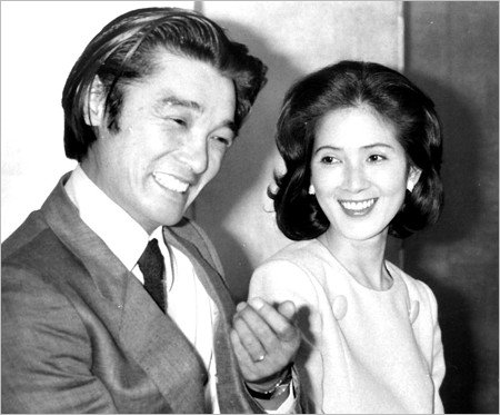 いしだあゆみと元旦那のショーケン・萩原健一の婚約会見画像