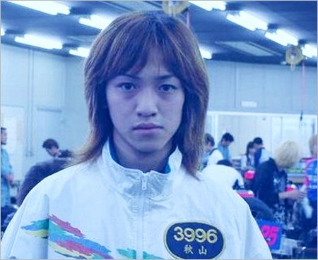 秋山直之が若い頃の画像