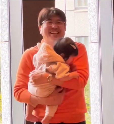 石橋貴明と初孫（長女・石橋穂乃香の子供）