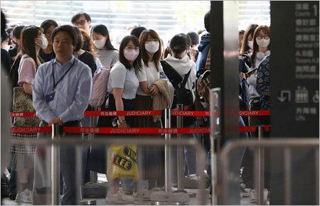 上村謙信の裁判に集まったファン