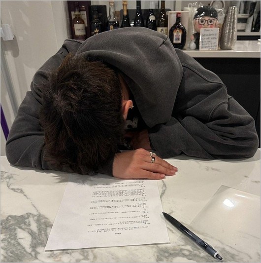 BE:FIRST三山凌輝が浮気後、誓約書を書かされうなだれた姿