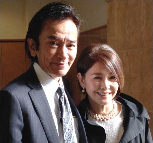 ひし美ゆり子(アンヌ隊員)と岡崎徹(仮面ライダーアマゾン)