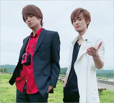 仮面ライダーディケイド役の井上正大、仮面ライダーディエンド役の戸谷公人