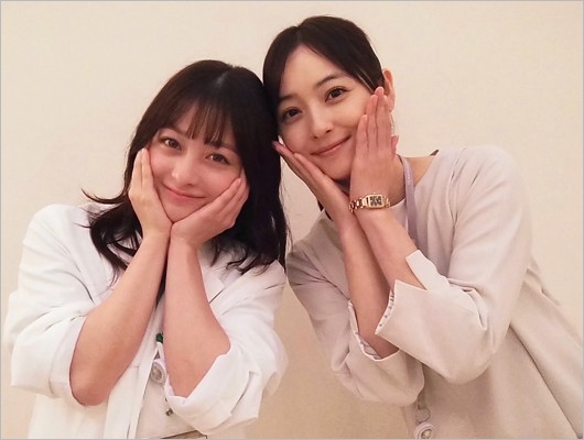 橋本環奈&佐々木希『天久鷹央の推理カルテ』姉妹役共演での2ショット