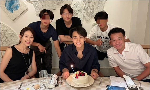 中山秀征と妻・白城あやか、長男・中山翔貴、次男・中山脩悟と三男、四男の家族写真