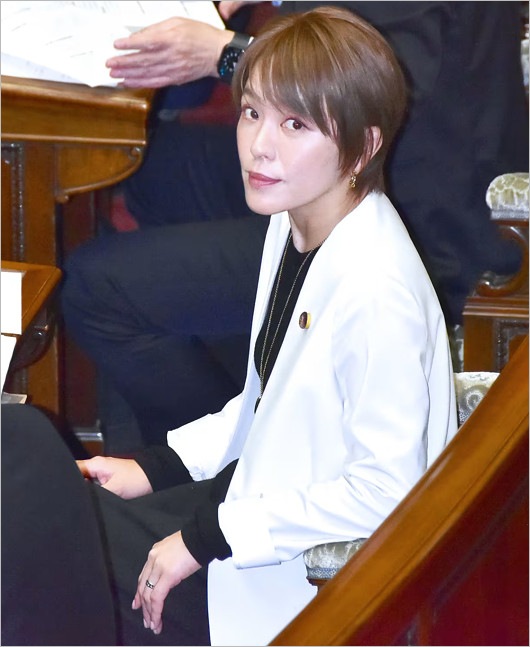 左手薬指に指輪をはめた今井絵理子議員