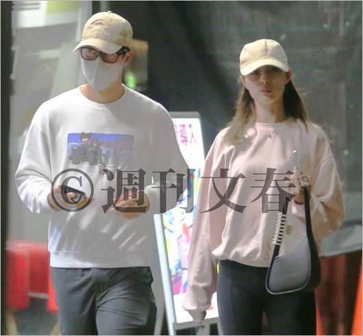 錦織圭選手と不倫相手・大口あづ記の2ショット（週刊文春撮影）