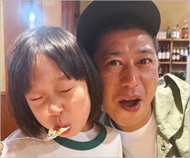 パンサー尾形貴弘と娘のさくらちゃん