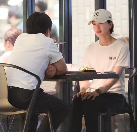 青木香奈子選手と彼氏の17歳年上のバツイチ社長のデート画像（フライデー撮影）