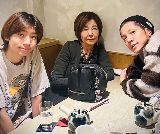 Dragon Ash降谷建志と息子・凪＆母親？親子3ショット画像