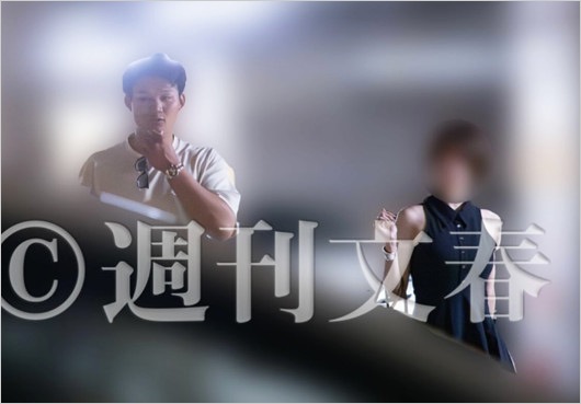 森下翔太選手とショートカット美女(週刊文春撮影)