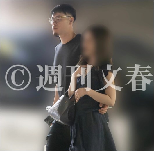 佐藤輝明選手とお持ち帰り美女（週刊文春撮影）