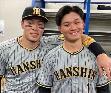 阪神タイガース佐藤輝明選手と森下翔太選手