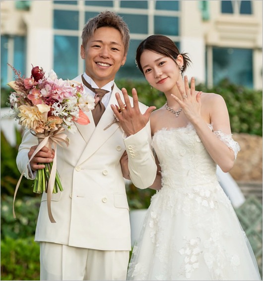 武尊選手と妻で女優・川口葵のウェディングフォト・2ショット画像