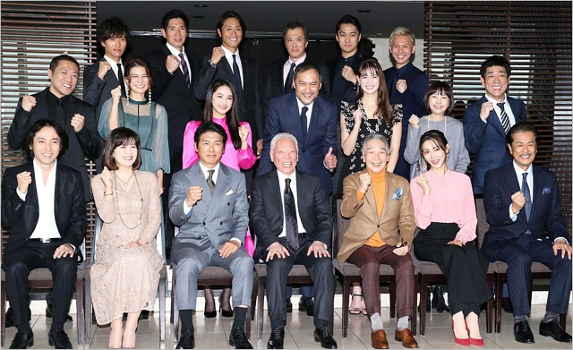 ケイダッシュグループ新年会2020集合写真(前列左から秋川雅史、南野陽子、高橋克典、川村龍夫会長、堺正章、押切もえ、長谷川初範、中列左からはなわ、スザンヌ、平祐奈、渡辺謙、トラウデン直美、麻木久仁子、原口あきまさ、後列左から岡田龍太郎、天野義久、永井大、大鶴義丹、渡辺大、岡田亮輔)