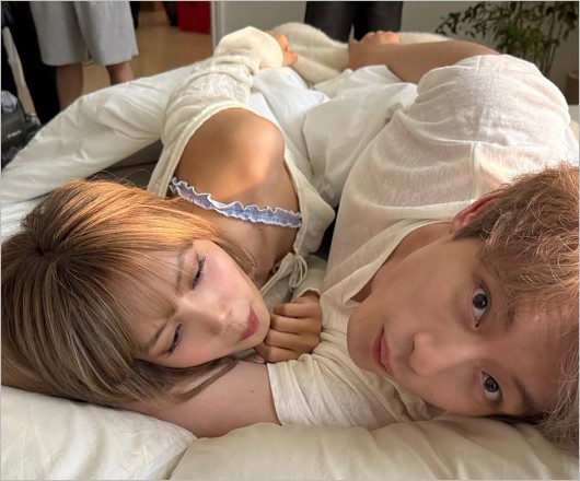 BLACKPINK・LISAと坂口健太郎のベッド写真