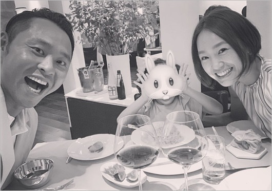 北島康介と妻GIRL NEXT DOOR千紗&子供の家族3ショット