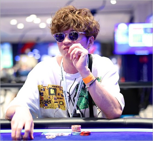 金髪パーマの田中圭がポーカー大会『EPT Barcelona』出場時の姿