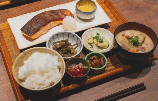 鳥羽周作シェフの店NAGANOの鮭定食