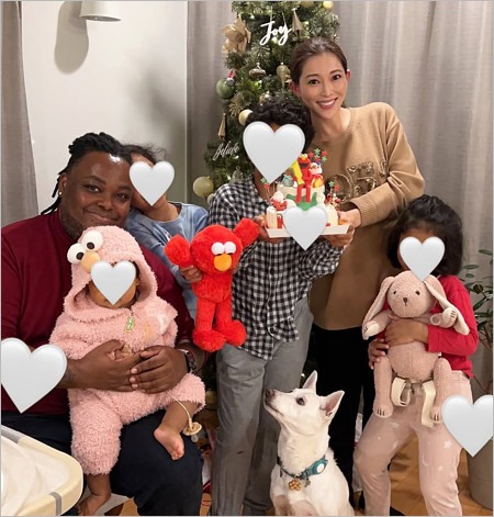 クリス・ハートと再婚相手・兼下真由子と子供たちの家族写真