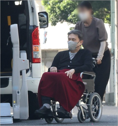 車椅子生活を送る松本白鸚