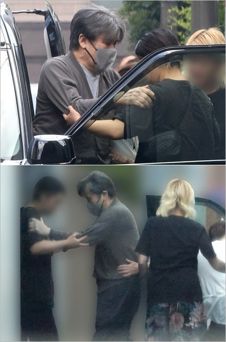 松本白鸚が介助されている姿