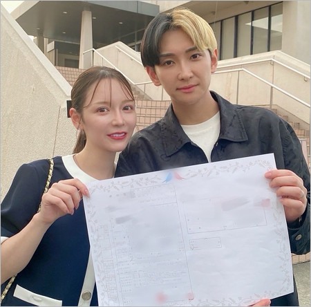 ヒカルと進撃のノアが婚姻届提出時の2ショット