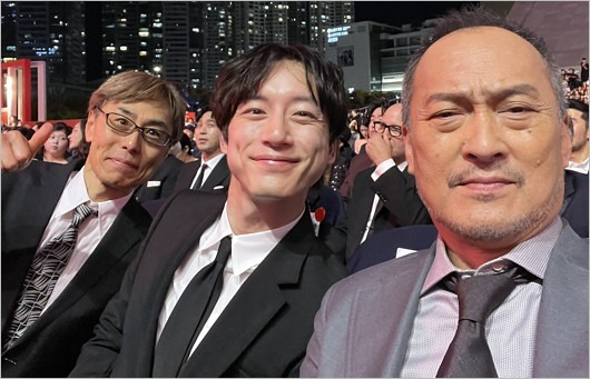 釜山国際映画祭レッドカーペット時の坂口健太郎・渡辺謙・熊澤尚人監督