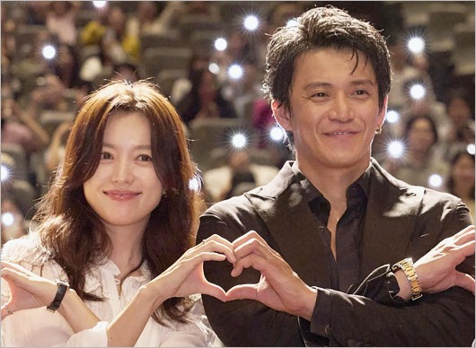 小栗旬とハン・ヒョジュのハートマーク