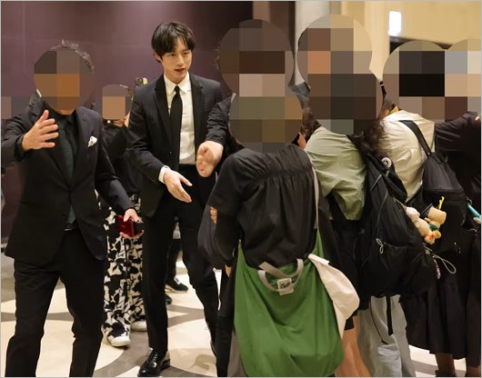 坂口健太郎が韓国のホテルでファンに神対応画像