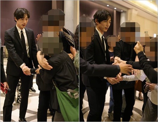 韓国でファンに神対応する坂口健太郎