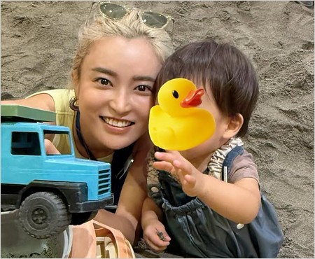 小島瑠璃子と子供の2ショット