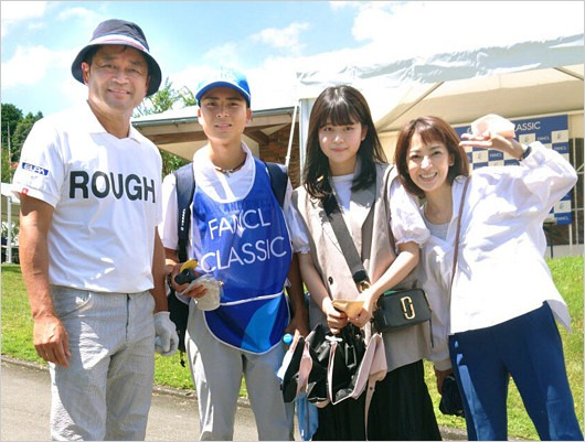 横田真一・穴井夕子夫妻と子供たち