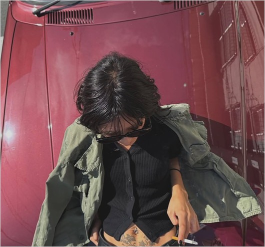 元E-girls藤井萩花が花柄タトゥー披露のインスタ画像