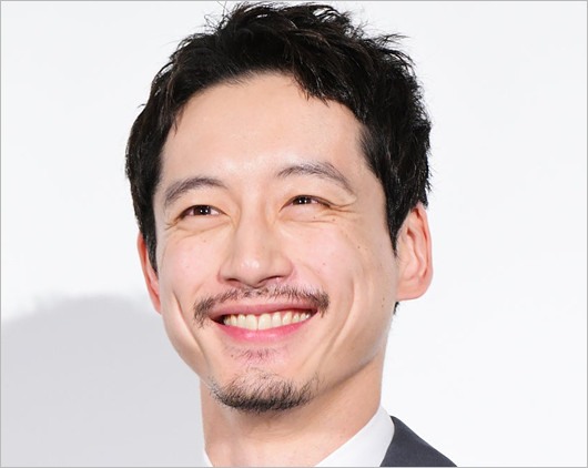 坂口健太郎が短髪に口ひげのイメチェン後の顔画像