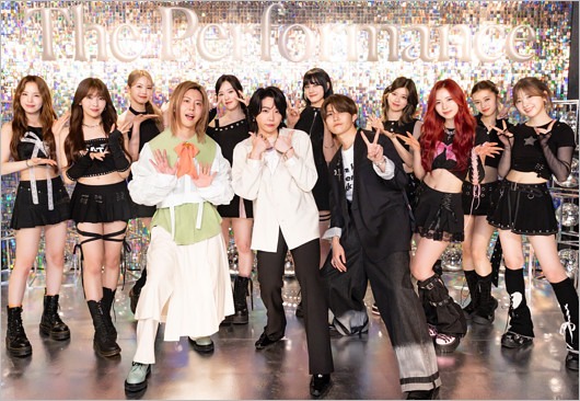 Mrs. GREEN APPLE＆NiziUコラブライブ時の集合画像