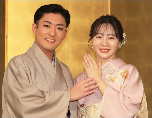 能條愛未がハリー・ウィンストンの婚約指輪披露、中村橋之助との婚約会見2ショット