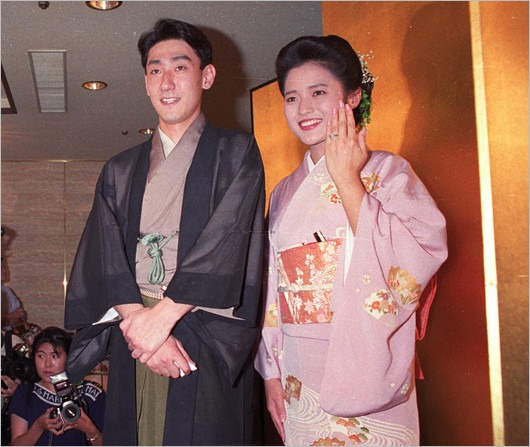 中村芝翫と三田寛子の結婚会見画像