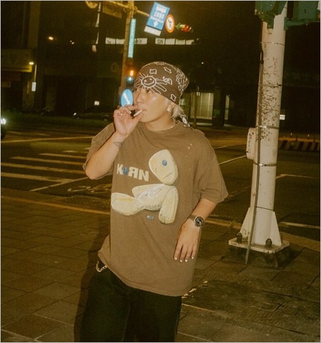 路上タバコ喫煙するセカオワFukase