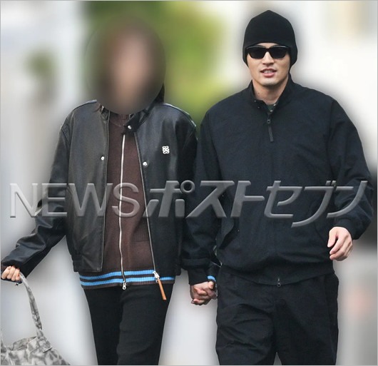 水上恒司と年上彼女の手つなぎ2ショット