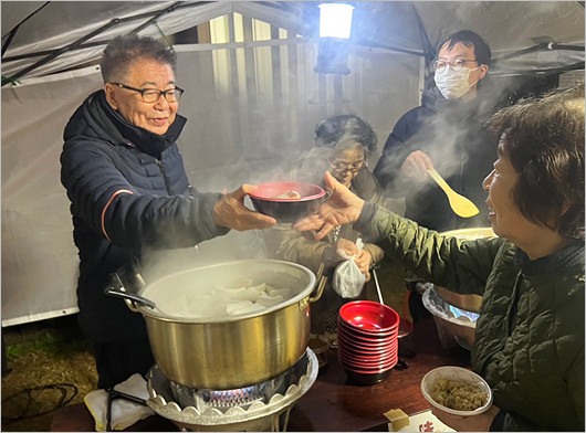 生島ヒロシが禊のボランティア活動、炊き出し姿