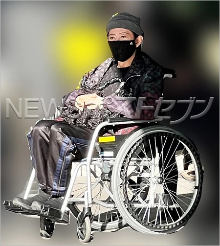 車椅子姿の美川憲一